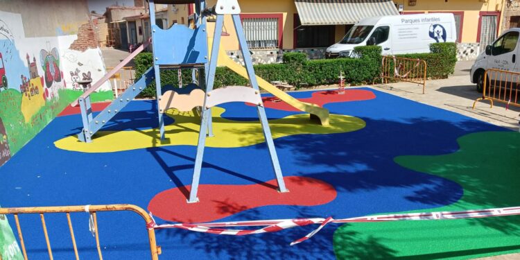 El Pedroso de la Armuña mejora el parque infantil con un nuevo suelo de caucho que evita el riesgo de posibles caídas