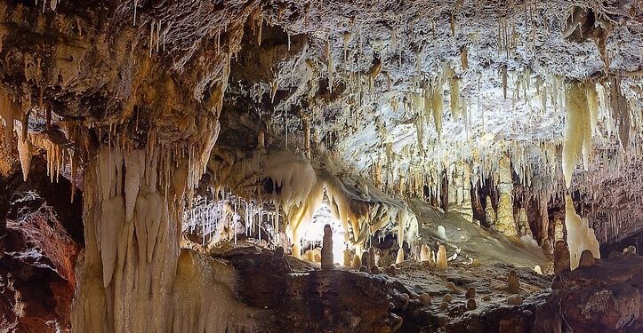 Peñaranda programa una excursión para los jóvenes el 6 de agosto a la cueva del Soplao y la playa de Comillas