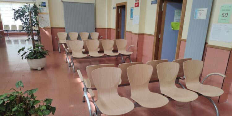 Consultas a 38 grados en el centro de salud de Peñaranda que sigue sin aire acondicionado en un verano «achicharrador»