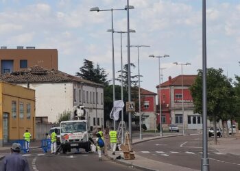 La «Operación Farola» en Peñaranda comienza por el Paseo de la Estación con el repintado de todos los báculos