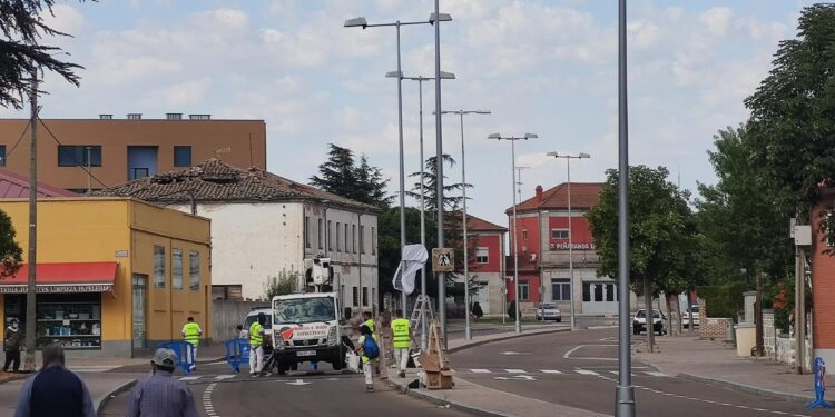 La «Operación Farola» en Peñaranda comienza por el Paseo de la Estación con el repintado de todos los báculos