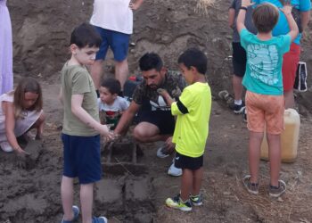 Niños y adultos aprenden en Santiago de la Puebla cómo se hacían los adobes en un taller impartido por Mateo Arias
