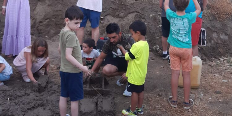 Niños y adultos aprenden en Santiago de la Puebla cómo se hacían los adobes en un taller impartido por Mateo Arias