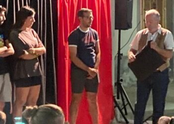 Santiago de la Puebla disfruta en la plaza Mayor del espectáculo de magia a cargo del macoterano Capucho