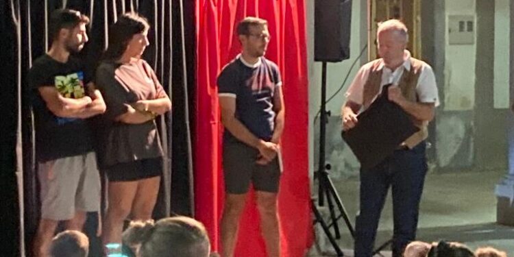 Santiago de la Puebla disfruta en la plaza Mayor del espectáculo de magia a cargo del macoterano Capucho