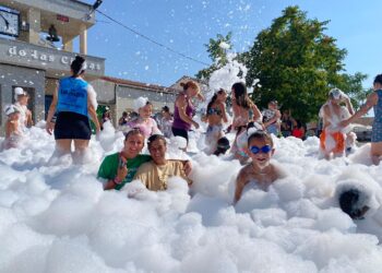 Poveda de las Cintas disfruta de la fiesta de la espuma y del recorrido de peñas al ritmo de la charanga