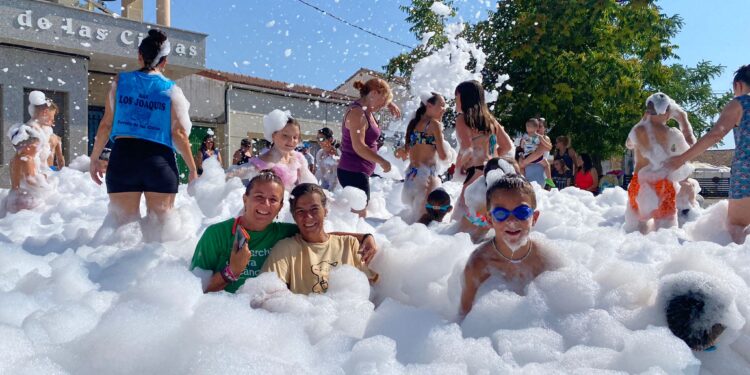 Poveda de las Cintas disfruta de la fiesta de la espuma y del recorrido de peñas al ritmo de la charanga