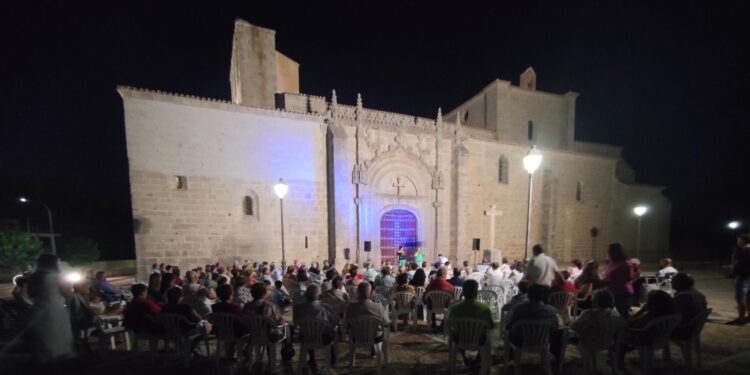 Santiago de la Puebla lleva por primera vez un recital de música a la magnífica portada de la iglesia parroquial
