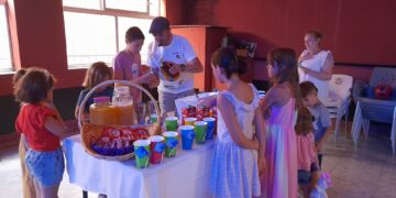 Niños y adultos disfrutan en Santiago de la Puebla de un divertido taller de cócteles a cargo de Teo Marcos