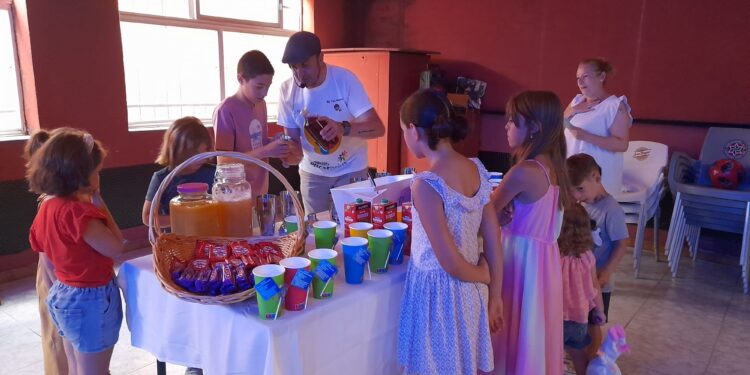 Niños y adultos disfrutan en Santiago de la Puebla de un divertido taller de cócteles a cargo de Teo Marcos