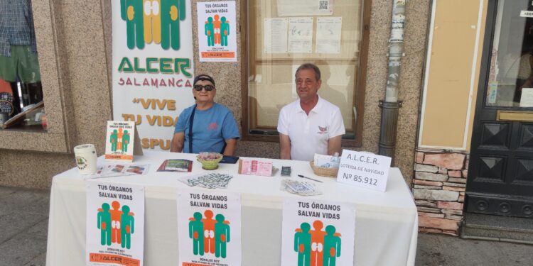 Alcer celebra su tradicional cuestación popular en Peñaranda aprovechando el mercado semanal de los jueves