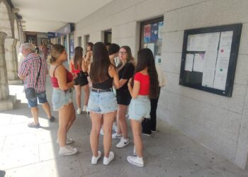 Colas en el primer día de venta de entradas y abonos para los espectáculos de pago en las Ferias y Fiestas de Peñaranda