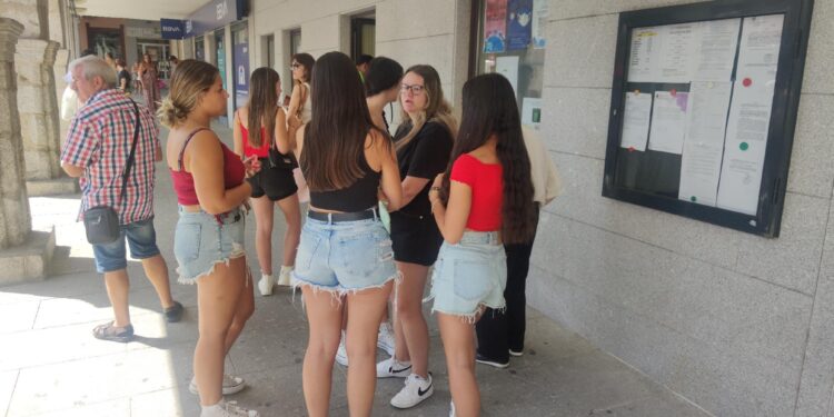 Colas en el primer día de venta de entradas y abonos para los espectáculos de pago en las Ferias y Fiestas de Peñaranda