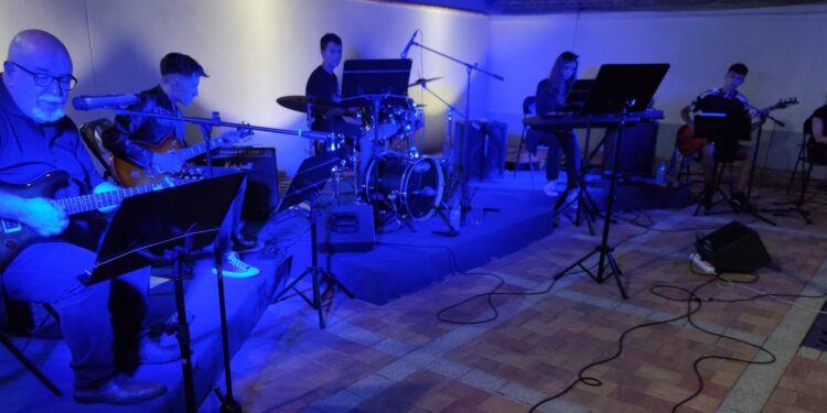 Brillante actuación del combo de música moderna de la Escuela Municipal de Música en el parque La Huerta de Peñaranda