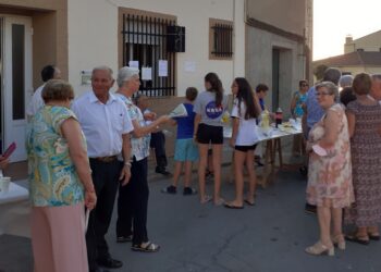 La asociación de mayores de Moríñigo celebra su fiesta anual con un animado convite en la plaza