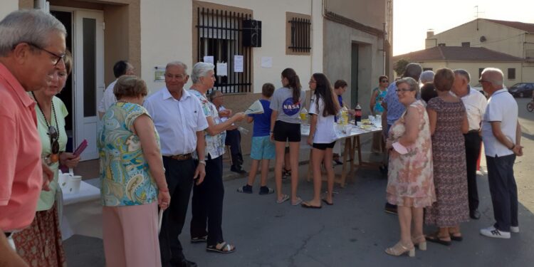 La asociación de mayores de Moríñigo celebra su fiesta anual con un animado convite en la plaza
