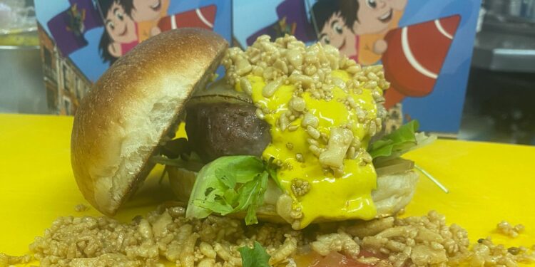 Los Álamos Laboratorio Gastronómico crea una hamburguesa que lleva el nombre de la atleta Lorena Martín