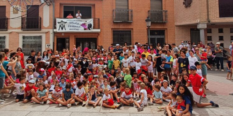 Multitudinario encierro infantil en la Plaza Mayor de Macotera como antesala a los festejos taurinos de San Roque