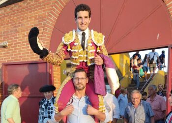 Valentín Hoyos sale a hombros en Babilafuente tras cortar tres orejas en la novillada con astados de La Campana