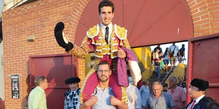 Valentín Hoyos sale a hombros en Babilafuente tras cortar tres orejas en la novillada con astados de La Campana