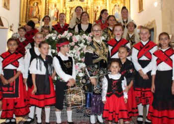 El Campo de Peñaranda dedica una ofrenda floral a la Virgen de la Asunción en la iglesia parroquial