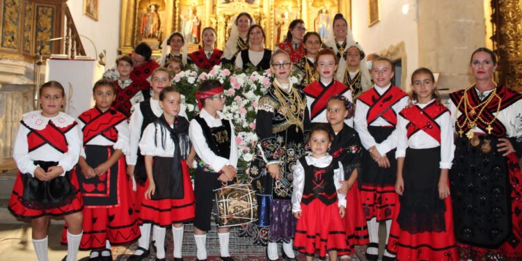 El Campo de Peñaranda dedica una ofrenda floral a la Virgen de la Asunción en la iglesia parroquial
