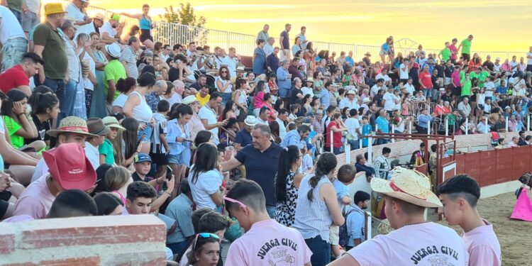 «Lluvia» de orejas y rabos en la corrida de toros de Cantalpino con Sergio Pérez, El Capea e Ismael Martín