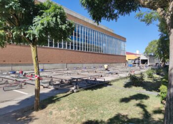 Peñaranda recibe las primeras atracciones en un recinto ferial que se amplía este año a la avenida de los Jardines