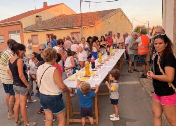 El Pedroso de la Armuña disfruta de la actuación de Gabriel Calvo y la Fabulosa Retahíla enmarcada en la semana cultural