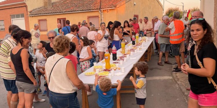 El Pedroso de la Armuña disfruta de la actuación de Gabriel Calvo y la Fabulosa Retahíla enmarcada en la semana cultural
