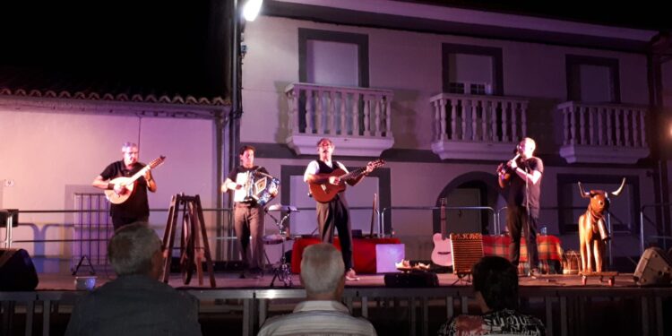 El Pedroso de la Armuña disfruta de la actuación de Gabriel Calvo y la Fabulosa Retahíla enmarcada en la semana cultural