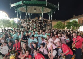 El recorrido de peñas con la charanga Dale Kaña 2.0 lleva la alegría y el colorido a las calles y plazas de Peñaranda