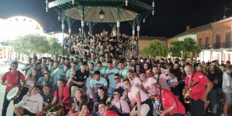 El recorrido de peñas con la charanga Dale Kaña 2.0 lleva la alegría y el colorido a las calles y plazas de Peñaranda