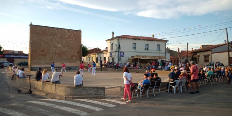 Vuelven a Huerta los partidos de pelota a mano «a la antigua usanza» en el frontón viejo de la localidad