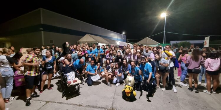 La charanga Dale Kaña 2.0 la «vuelve a liar» en Peñaranda con un nuevo éxito de público en el pasacalles nocturno