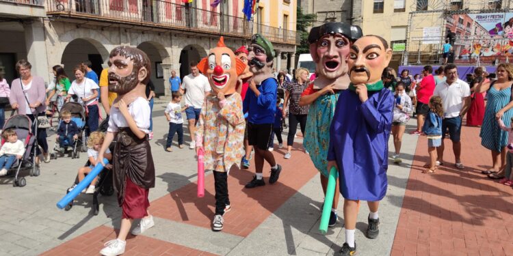 Peñaranda deleita al público infantil con el recorrido de los cabezudos y el cuentacuentos a cargo de Charo Jaular