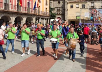 Peñaranda deleita al público infantil con el recorrido de los cabezudos y el cuentacuentos a cargo de Charo Jaular