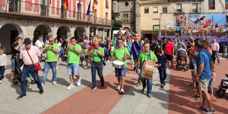 Peñaranda deleita al público infantil con el recorrido de los cabezudos y el cuentacuentos a cargo de Charo Jaular