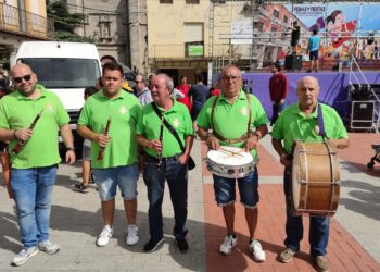 Peñaranda deleita al público infantil con el recorrido de los cabezudos y el cuentacuentos a cargo de Charo Jaular