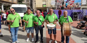 Peñaranda deleita al público infantil con el recorrido de los cabezudos y el cuentacuentos a cargo de Charo Jaular