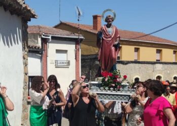 El Pedroso de la Armuña festeja a San Pedro con misa, procesión y bailes típicos durante el recorrido