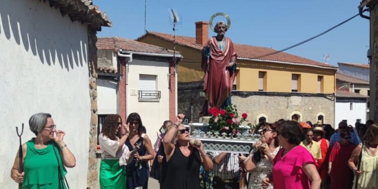 El Pedroso de la Armuña festeja a San Pedro con misa, procesión y bailes típicos durante el recorrido
