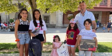 El club Salandar entrega los premios del sorteo de la actividad Multideporte celebrada en el parque Los Jardines de Peñaranda