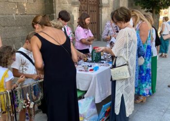 Alaraz culmina su proyecto artístico solidario a beneficio de Ucrania con un mercadillo al aire libre en la plaza