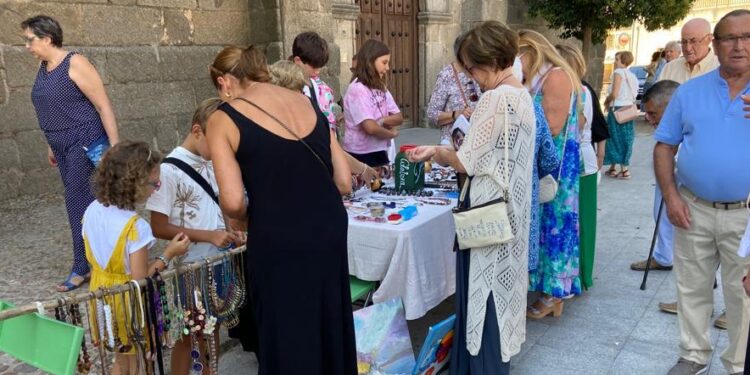 Alaraz culmina su proyecto artístico solidario a beneficio de Ucrania con un mercadillo al aire libre en la plaza