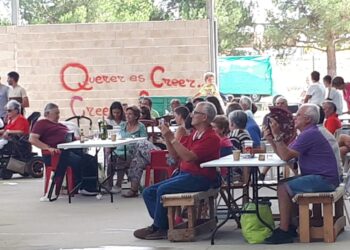 El Pedroso de la Armuña reúne a sus vecinos en el frontón para disfrutar de la paella y del baile