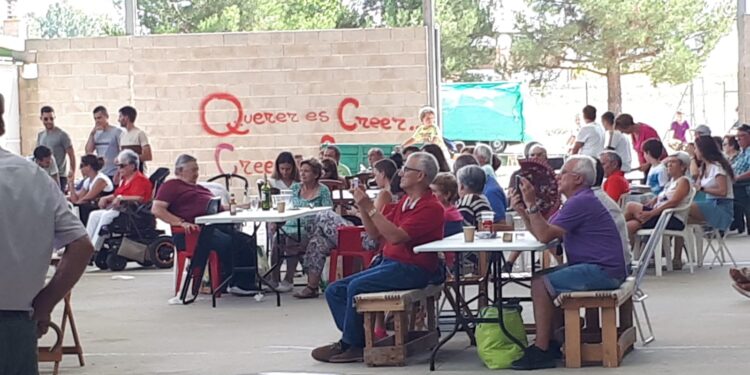 El Pedroso de la Armuña reúne a sus vecinos en el frontón para disfrutar de la paella y del baile