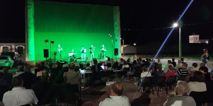 El Campo de Peñaranda entra en la recta final de su Verano Cultural con el éxito de público en el concierto de Folk On Crest