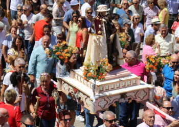 Multitudinario recibimiento a San Roque en Macotera que vuelve a disfrutar de la procesión al son de la dulzaina