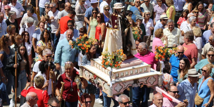 Multitudinario recibimiento a San Roque en Macotera que vuelve a disfrutar de la procesión al son de la dulzaina